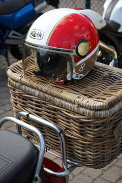 Klassischer Nolan Jethelm in Rot und Wei&szlig; auf dem Picknickkorb aus Korbgeflecht einer alten Vespa am 28.08.2022 beim Oldtimertreffen im Lenkwerk in Bielefeld im Teutoburger Wald in Ostwestfalen-Lippe