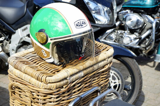 Klassischer Nolan Jethelm in Gr&uuml;n und Wei&szlig; auf dem Picknickkorb aus Korbgeflecht einer alten Vespa am 28.08.2022 beim Oldtimertreffen im Lenkwerk in Bielefeld im Teutoburger Wald in Ostwestfalen-Lippe