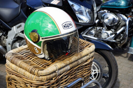 Klassischer Nolan Jethelm in Gr&uuml;n und Wei&szlig; auf dem Picknickkorb aus Korbgeflecht einer alten Vespa am 28.08.2022 beim Oldtimertreffen im Lenkwerk in Bielefeld im Teutoburger Wald in Ostwestfalen-Lippe