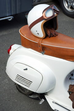 Klassischer offener Motorradhelm mit Motorradbrille und Handschuh auf der Sitzbank eines Motorroller beim Oldtimertreffen im Lenkwerk in Bielefeld im Teutoburger Wald in Ostwestfalen-Lippe