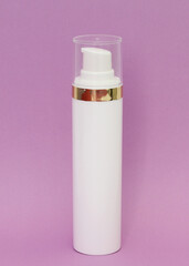 Envase para locion color blanco con franja dorada. 