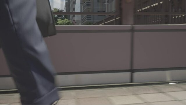 歩道橋を走るビジネスマン