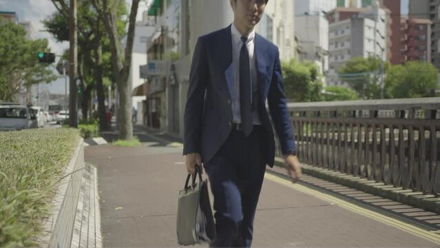 スーツで街を歩くビジネスマン