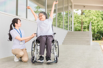 車椅子に乗る高齢者と介護士（ヘルパー）
