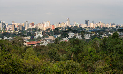 Vista panorâmica da cidade de Curitiba, capital do Paraná, Brasil, a partir do mirante do Bosque Alemão, parque da cidade.