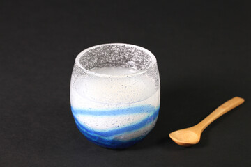 グラスに入った冷たい甘酒とスプーン