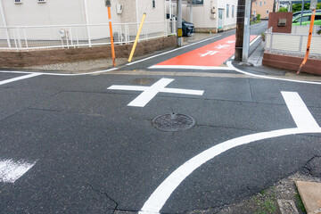 狭い道の交差点の写真。