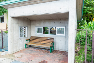 日本で撮影したバス停の待合所の写真。