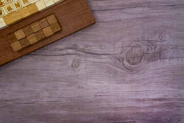 木の机の左端に置かれたパソコンがある中央の見出しのフレーム