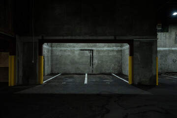 Fototapeta 古びた駐車場,コンクリートの薄暗い部屋,冷たい地下駐車場,不気味な無人の部屋 obraz