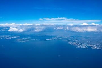 雲の上の風景、上空写真、成層圏にある巨大な雲たち、雲の上の空模様、雲から見た街 ,空から見た街