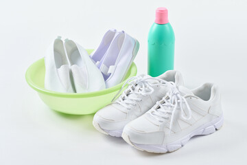 白い運動靴とバレーシューズと漂白剤
