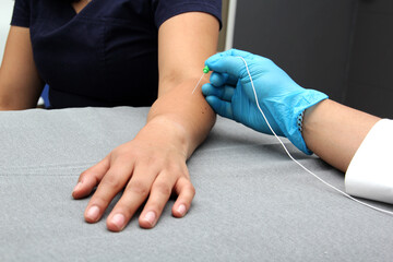 Obraz premium Electromyography is a graphic recording technique of the electrical activity of the muscles known as electromyogram or EMG, it is monitored through intramuscular electrodes 