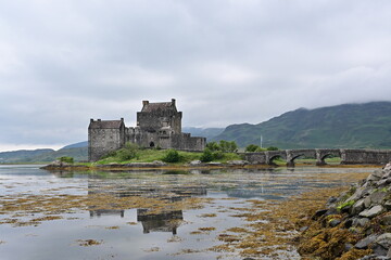 Eilean Donan Castle am frühen Morgen, Schloss in den Highlands bei Dornie, Kyle of Lochalsh,...