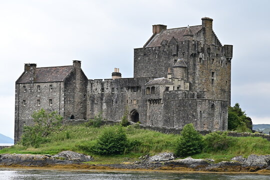 Eilean Donan Castle am frühen Morgen, Schloss in den Highlands bei Dornie, Kyle of Lochalsh, Schottland