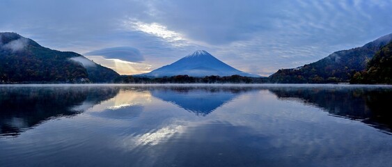 精進湖で見た光芒と富士山の幻想的なコラボ情景＠山梨