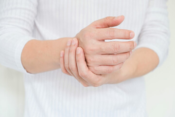 Hands of computer users have pain and injury to the fingers. From Syndrome Syndrome .Health and Physical Concepts