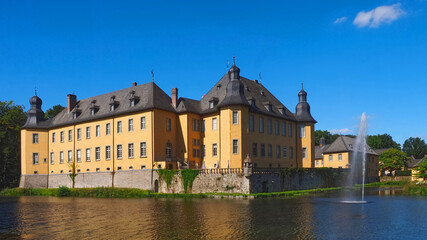 Fototapeta na wymiar Schloss Dyck beautiful german water castle in Juechen