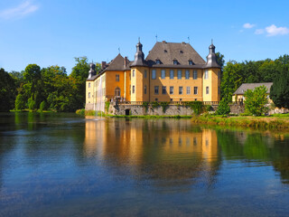Fototapeta na wymiar Schloss Dyck beautiful german water castle in Juechen