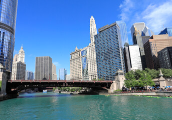 Fototapeta na wymiar Chicago sightseeing cruise and skyscrapers skyline on the river, Illinois, USA