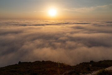 Maravillosa puesta de sol sobre un mar de nubes. Cabo Home, Rías Baixas, Galicia. España.