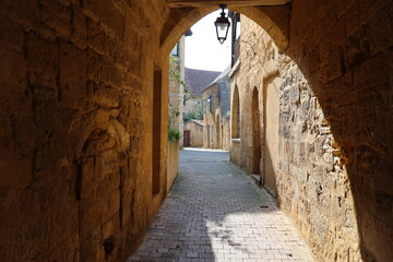 Rue typique, village de Gourdon, département du Lot, France