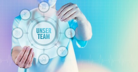 Unser Team. Medizin in der Zukunft. Arzt hält virtuelles Interface mit Text und Icons im Kreis.