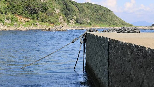 漁港の防波堤の先端の係留用ロープ