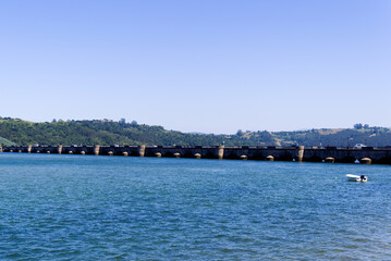 Obraz premium Bridge into San Vicente de la Barquera, Spain