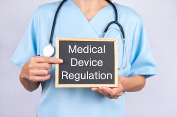 &Auml;rztin mit einer Tafel auf der Medical Device Regulation MDR steht