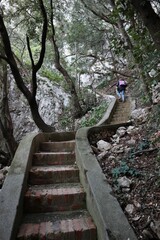 Capri - Escursionista sul sentiero del Pizzolungo