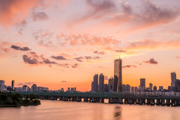 Fototapeta premium the beautiful sunset of the Han River in Seoul