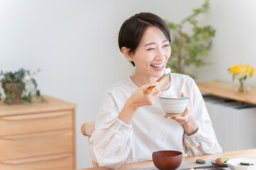 食事するミドル女性（料理・朝食・自炊・和食・健康）