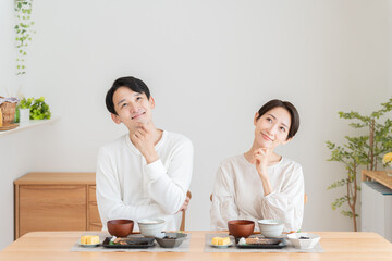 食事する夫婦（料理・朝食・自炊・和食・健康・カップル）