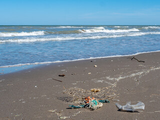 Fototapeta na wymiar Plastikmüll an einem Strand Umweltverschmutzung