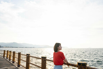 夕暮れの海にいる女性