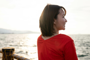 夕暮れの海にいる女性