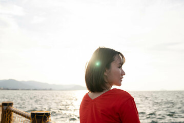 夕暮れの海にいる女性