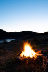 Feu de camp dans la nature autour du lac de Villerest au crépuscule dans le département de la...