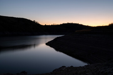 Coucher de soleil sur le lac Villerest dans le département de la Loire en été avec des reflets sur l'eau