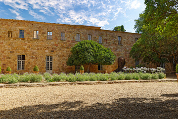 Grande batisse depuis la cour de L’abbaye de Fontfroide est une abbaye cistercienne située sur le territoire de la commune de Narbonne, dans le département de l'Aude en France  