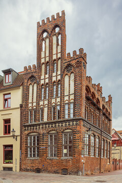 Side view of the Archdeaconate in Wismar. The plaque on the wall says it was a residence in 1450, destroyed in 1945 and rebuilt in 1960