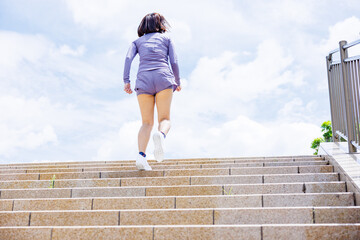 階段ダイエットで減量を目指す女性