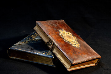 alte antike Bücher Fotoalben mit Verzierung und Schließe aus Metall auf Ledereinband auf...