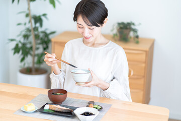 日本人女性の朝食シーン・和食