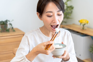 日本人女性の朝食シーン・和食