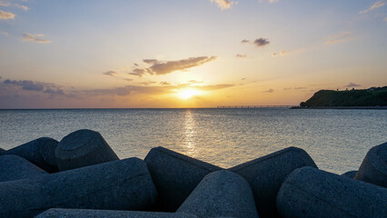 東シナ海に沈む夕陽を背景に那覇空港へと続く進入灯（沖縄県豊見城市）