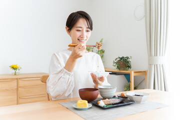 日本人女性の朝食シーン・和食