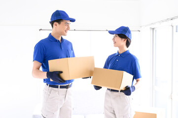 引越で協力して運ぶスタッフのイメージ