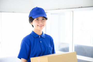 メインビジュアルにも！素敵な笑顔の引っ越しの作業員のイメージ